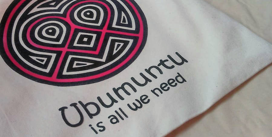 Tasche und T-Shirt mit einem Logo und Schriftzug "Ubumuntu is all we need"